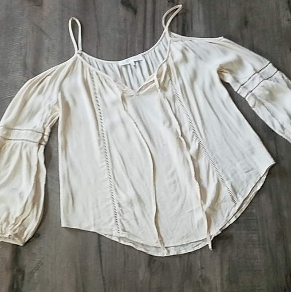 ❗SOLD❗ASTR THE LABEL Split Neck Cold Shoulder Blouse Sz Medium - Picture 2 of 8